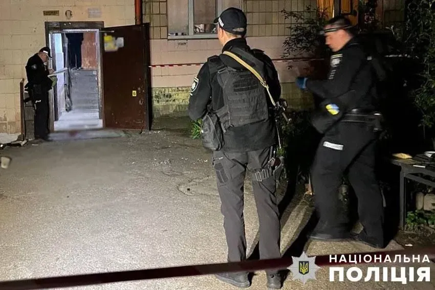 У Києві вночі стався вибух біля багатоповерхівки: двоє людей поранено, поліція підозрює підрив гранати