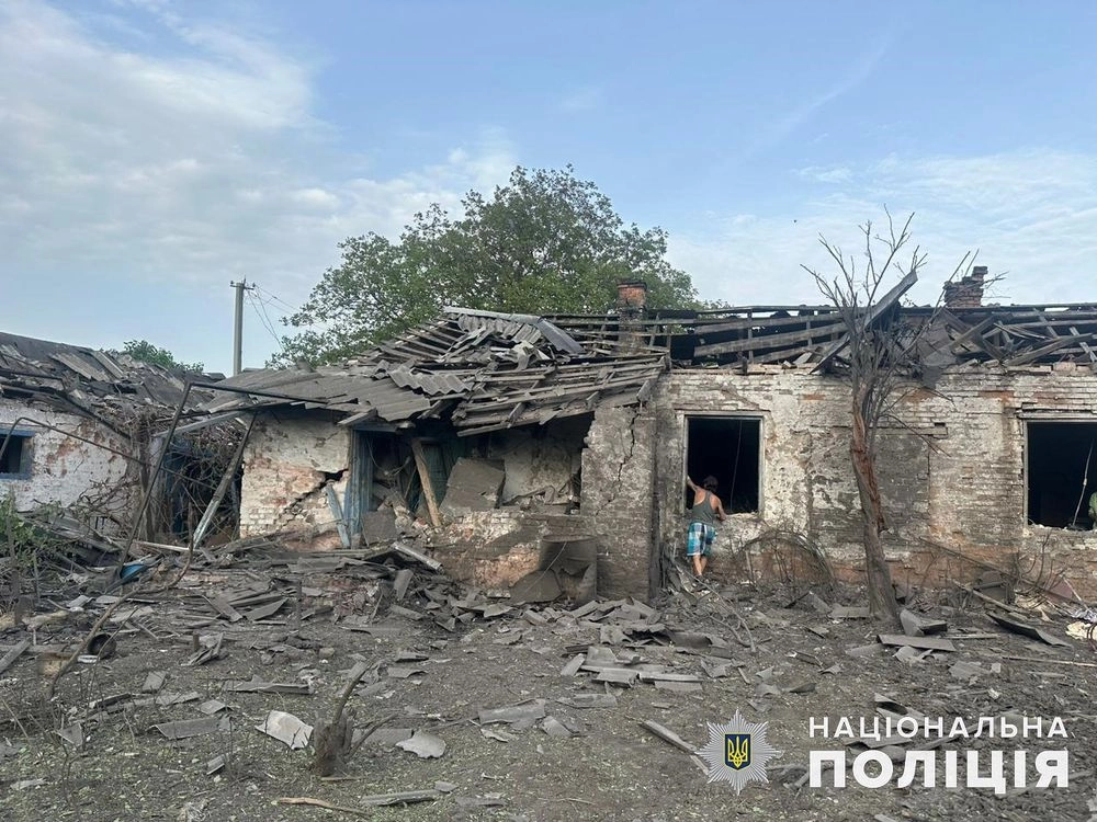 Донецкая область под вражеским огнем: на Птичье армия рф сбросила управляемую авиабомбу, по Тарасовке ударила "Смерчем", 3 раненых