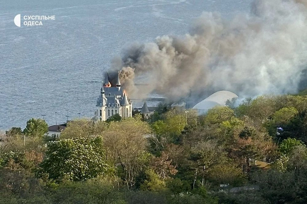 Ракетний удар по Одесі: горить "замок Ківалова"