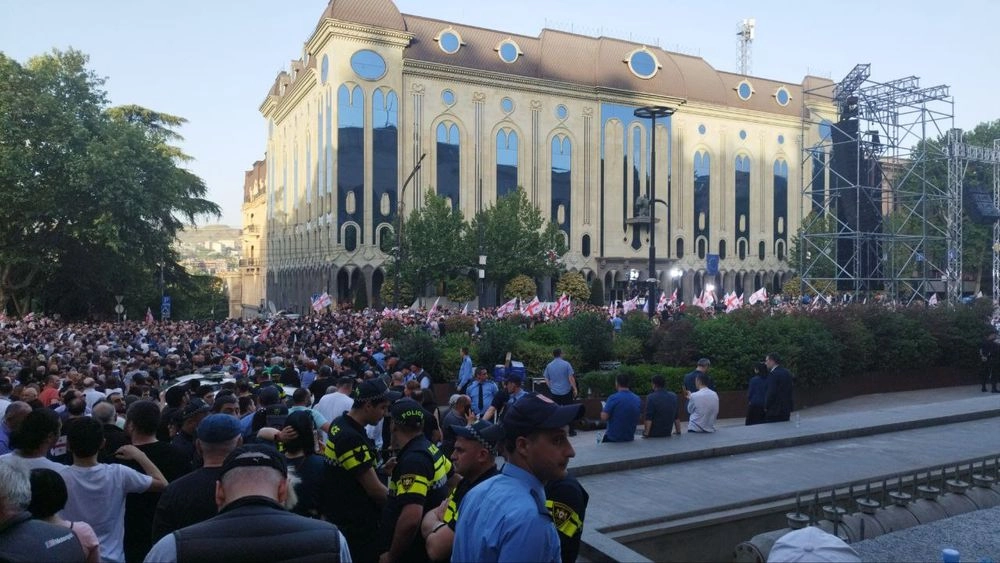 В Тбилиси правящая партия Грузии собрала людей в поддержку закона "об иноагентах". Президент Зурабишвили назвала митинг "путинской акцией"