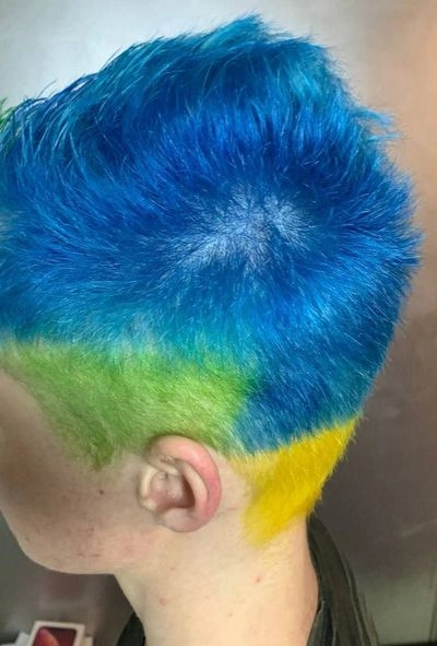 В москве парня обвинили в "дискредитации" росармии из-за сине-желтых волос и мобилизовали
