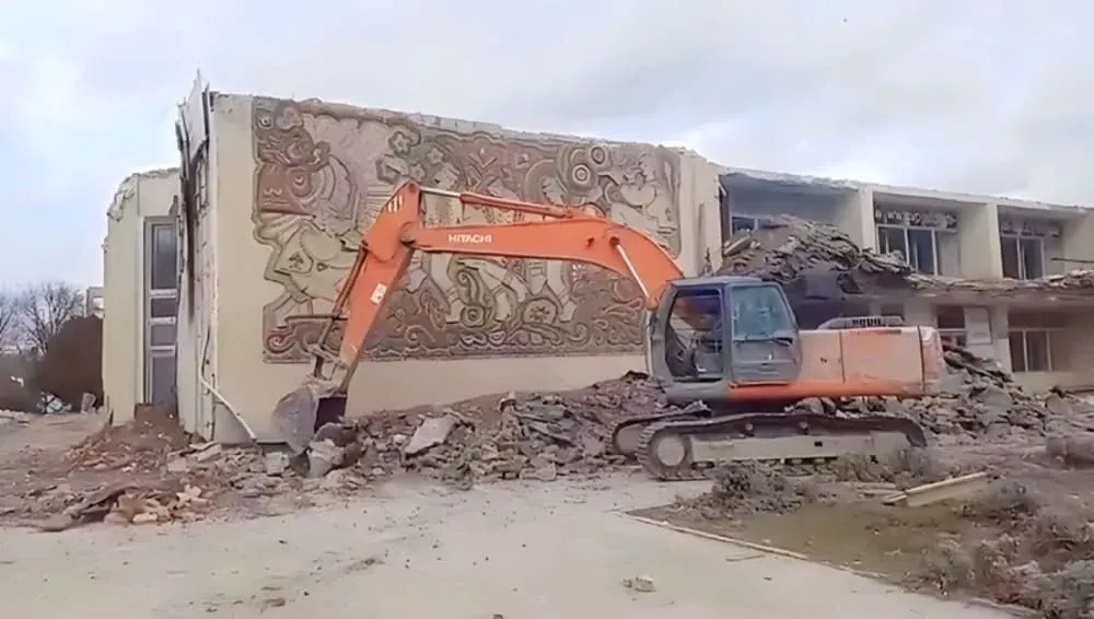 Russians destroy unique mosaic "Hutsul dance" in occupied Yevpatoriya - URC