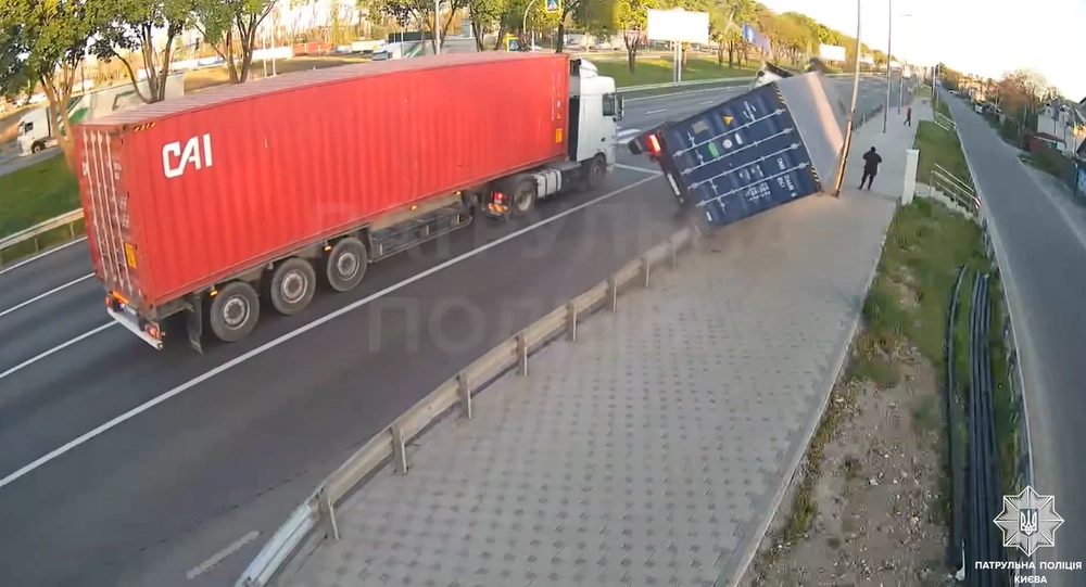 В Киеве грузовик врезался в столб и перевернулся: появилось видео