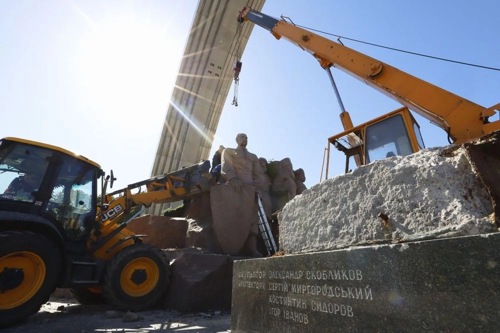 Dismantling of the monument to the Pereyaslav Council under the former Arch of Friendship of Peoples begins in Kyiv