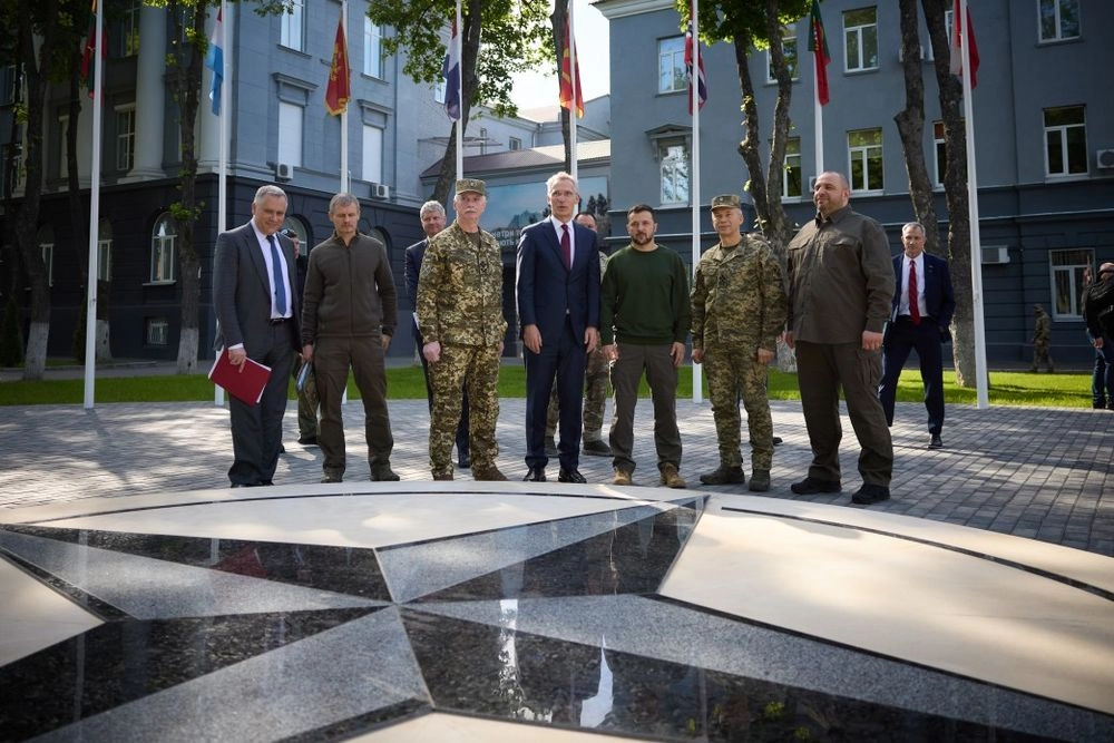 Zelenskyy and Stoltenberg meet with officers undergoing NATO-standard training courses