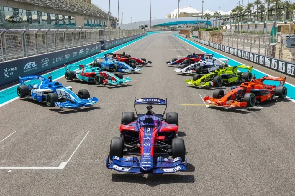 Безпілотний автомобіль вперше змагався з гонщиком Формули-1 на змаганнях в Абу-Дабі