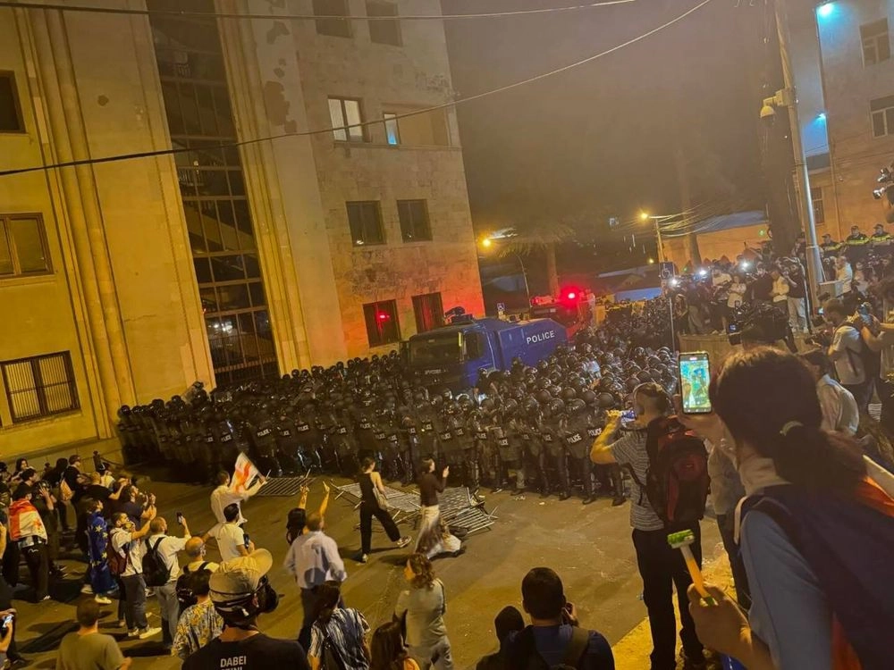 У Тбілісі тривають протести проти закону про іноагентів: поліція застосувала перцевий газ, є постраждалі