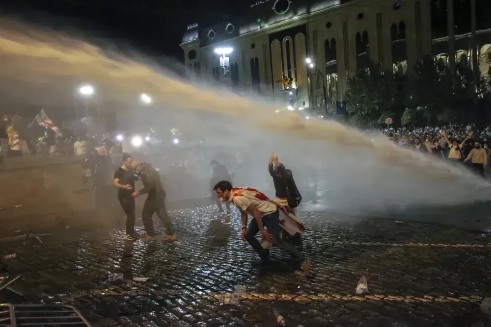 Стычки в Тбилиси: активисты ночью строили баррикады, лидер оппозиционной партии заявил об избиении полицией