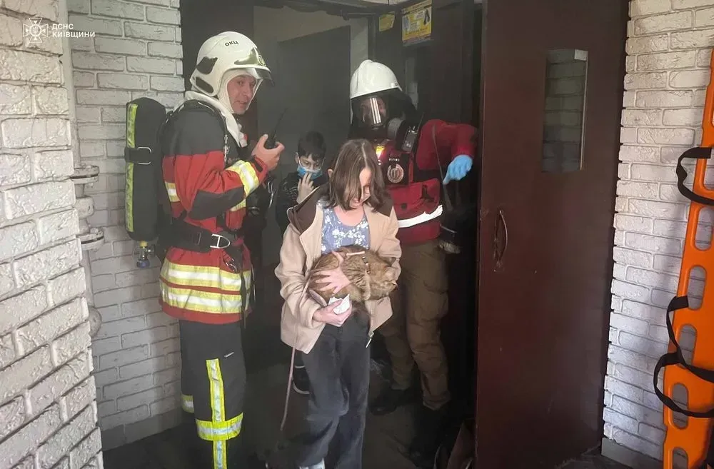 На Киевщине из-за горящей покрышки эвакуировали из задымленного подъезда 84 человека, из них - 20 детей