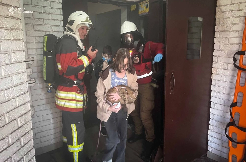На Киевщине из-за горящей покрышки эвакуировали из задымленного подъезда 84 человека, из них - 20 детей