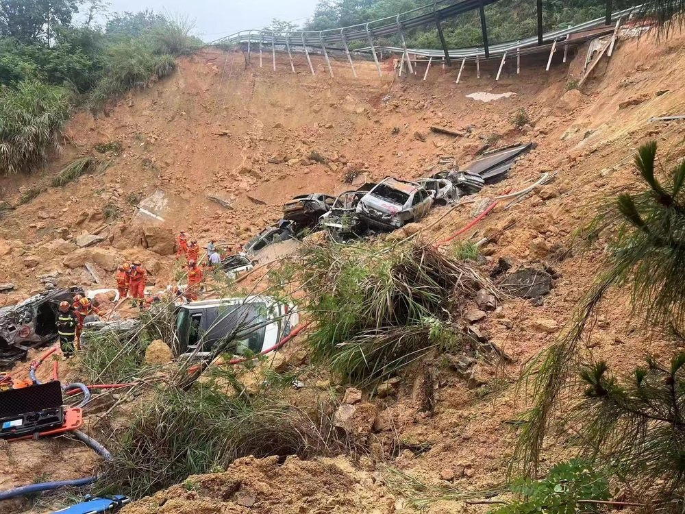 19 человек погибли в результате обвала на шоссе на юге Китая