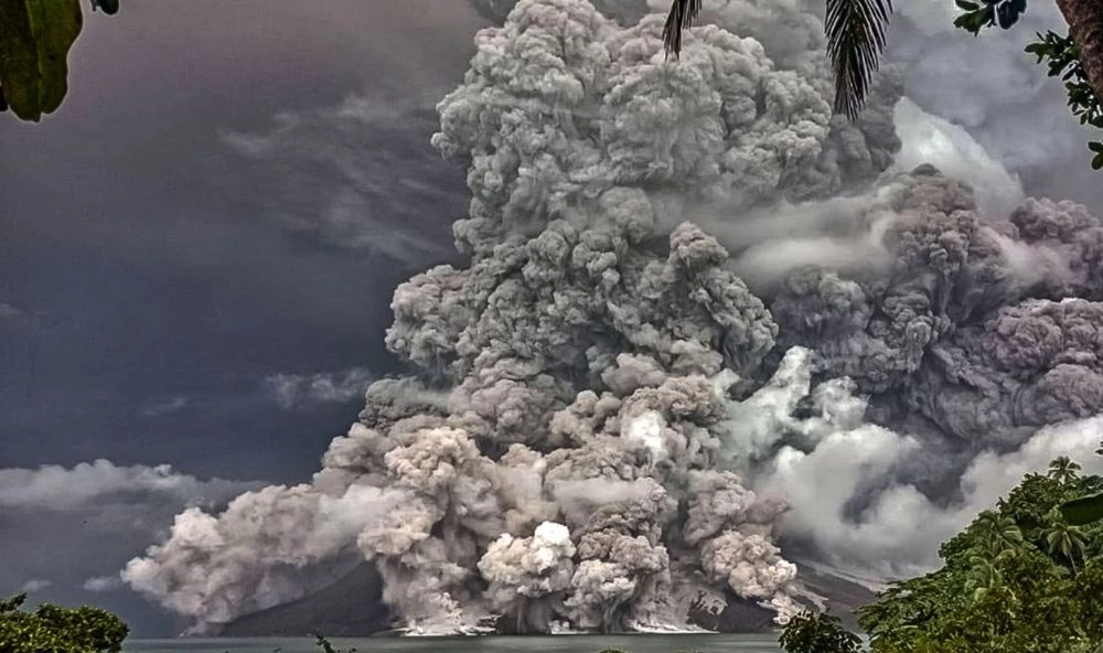 Thousands of people evacuated and flights canceled in Indonesia due to a new eruption of Mount Ruang