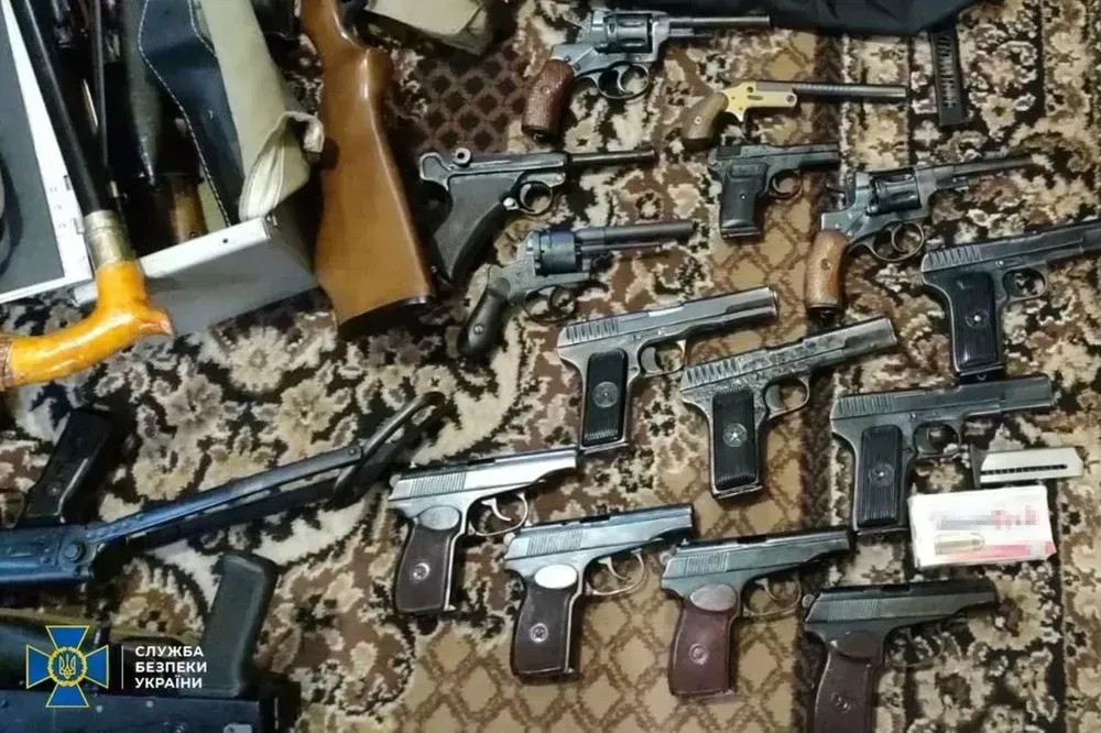 selling-trophy-machine-guns-and-sniper-rifles-to-criminals-gang-of-black-gunsmiths-detained