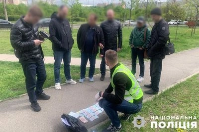 An official from the Desnianskyi District State Administration, who was going to "cover up" the illegal sale of alcohol and cigarettes, was caught on bribery in Kyiv