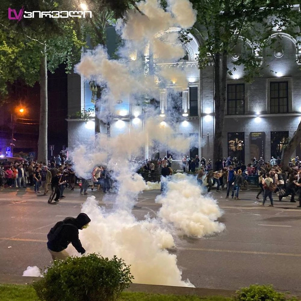 В Тбилиси возобновились протесты против закона об иноагентах. Правоохранители применили к активистам перцовый газ