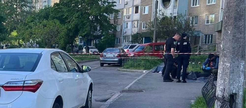 Подвійна смерть: у Києві дівчина вистрибнула з 14 поверху й упала на чоловіка, обоє загинули