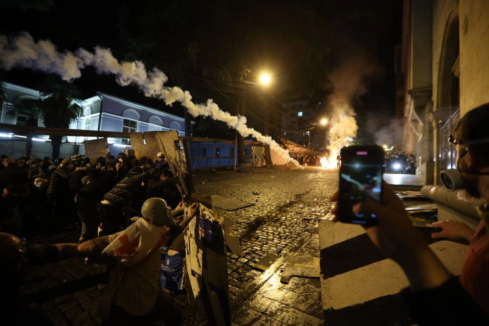 Протести у Грузії: перцевий спрей, водомети, гумові кулі та пожежі - що відбуваються всередині та біля будівлі Парламенту
