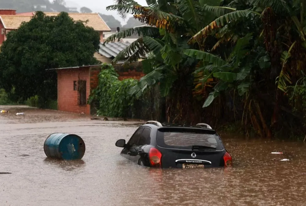 Сильные дожди убили по меньшей мере 10 человек на юге Бразилии