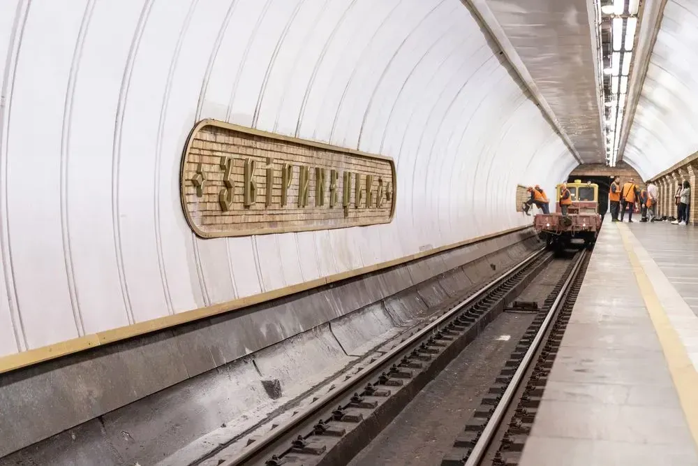 at-the-zvirynetska-metro-station-in-kyiv-they-started-replacing-letters-from-the-old-name