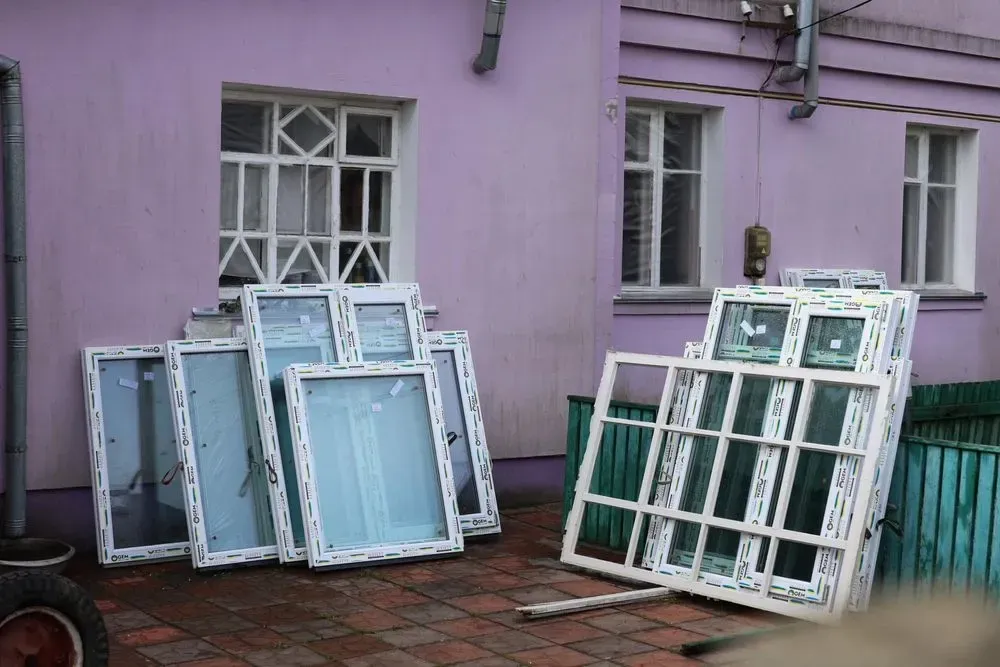 На Київщині за допомогою міжнародних партнерів встановили майже 15 тисяч вікон, пошкоджених через обстріли рф 