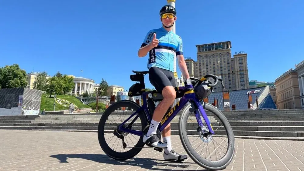 Естонський депутат проїхав на велосипеді з Таллінна до Києва та зібрав €30 тисяч для ЗСУ