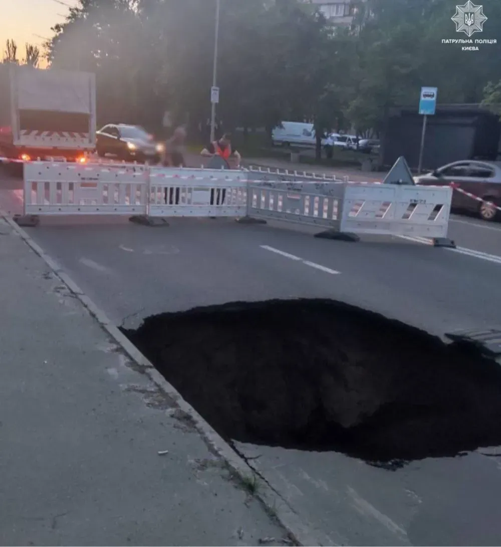 In Kyiv, a sinkhole has appeared on General Naumov Street, traffic is hampered