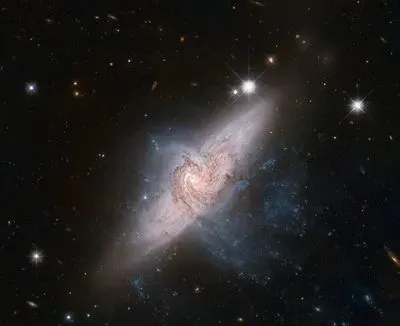 Телескоп "Хаббл" поделился архивным фото с имитацией космического столкновения галактик