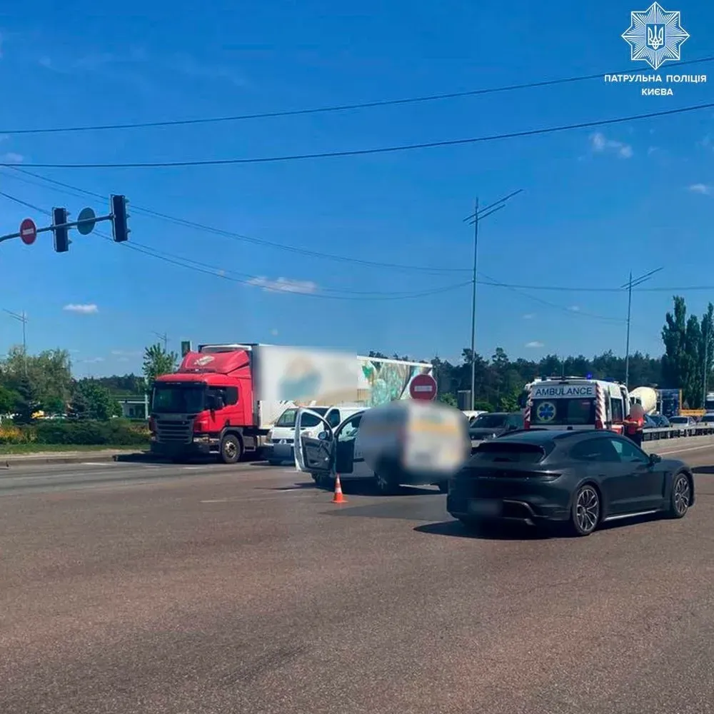 Traffic is hampered on Bazhana Avenue in Kyiv due to an accident