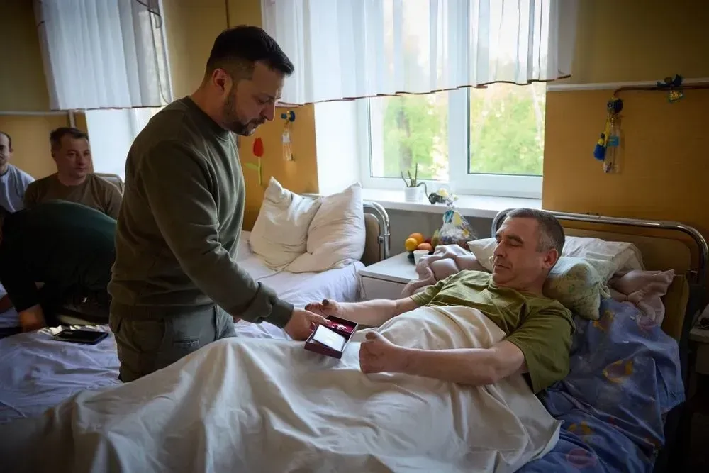 zelenskyy-visits-khmelnytsky-region-visits-hospital-where-soldiers-are-being-treated