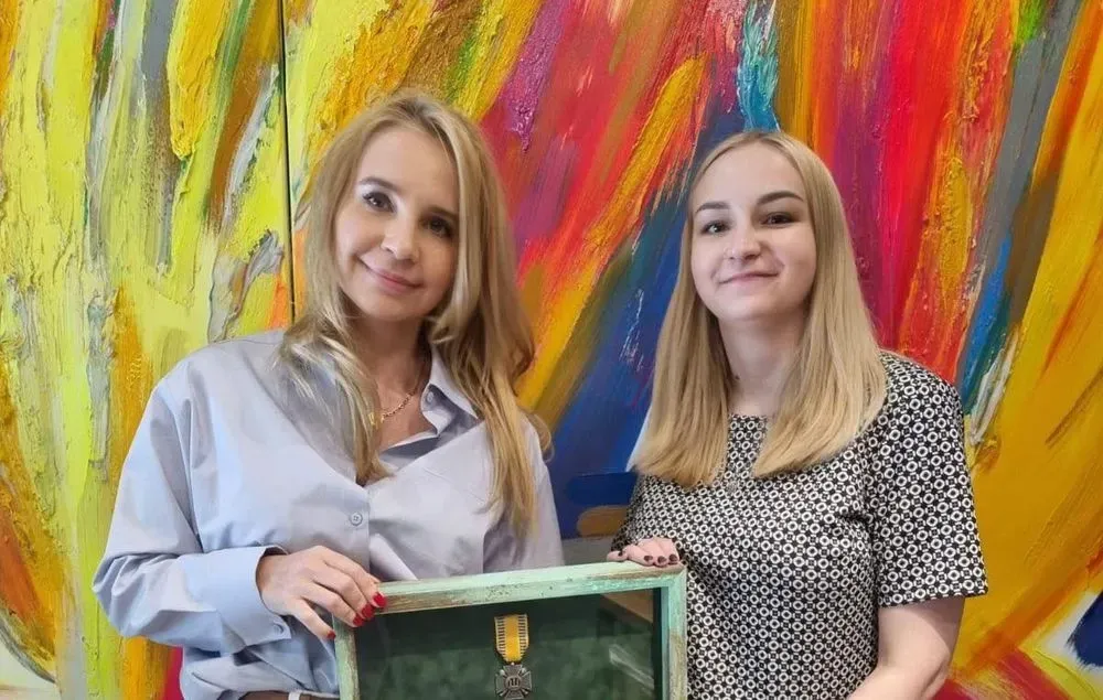 Olena Sosedka, co-founder of the Dobrodiy Charity Exchange, received the Cross of Honor from the Defense Ministry for helping the army