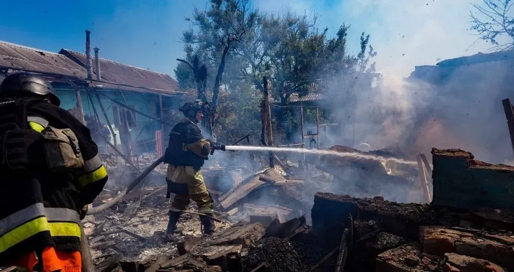 В пригороде Херсона от вражеского попадания загорелись здания: фото