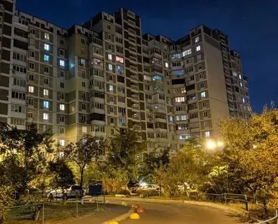 В Киеве трехлетняя девочка выпала из окна третьего этажа, ведется расследование