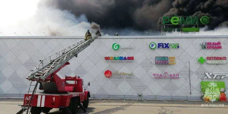 a-shopping-center-caught-fire-in-khabarovsk-russia