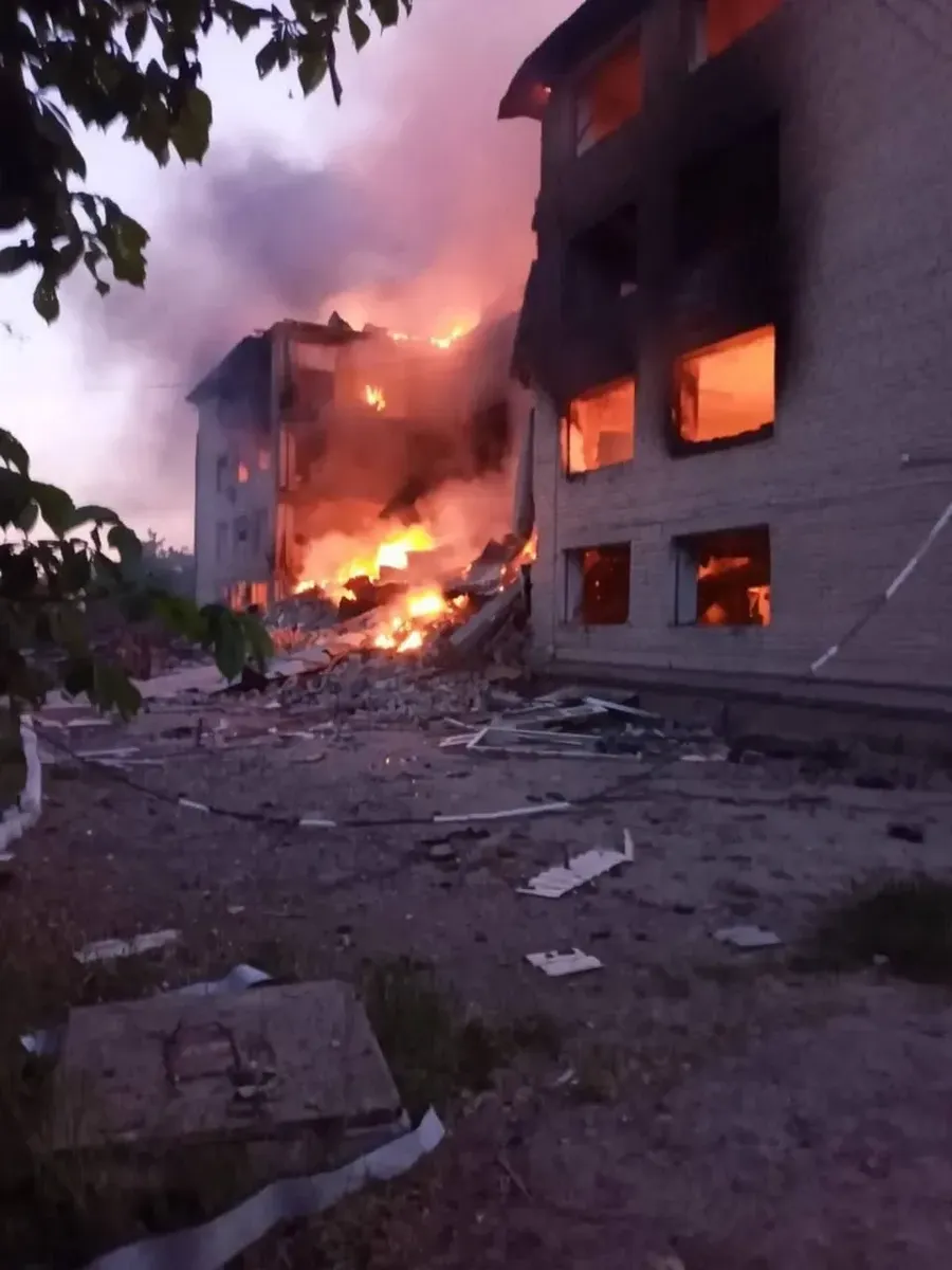 В Бериславе дроны рф вызвали пожар в разрушенном учебном заведении