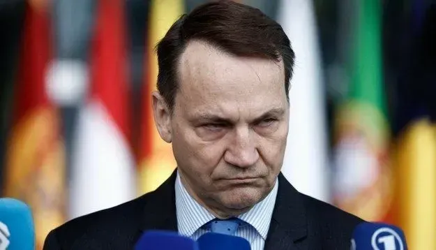Foreign Minister Sikorski refuses to disclose Poland's plans for military intervention in support of Ukraine
