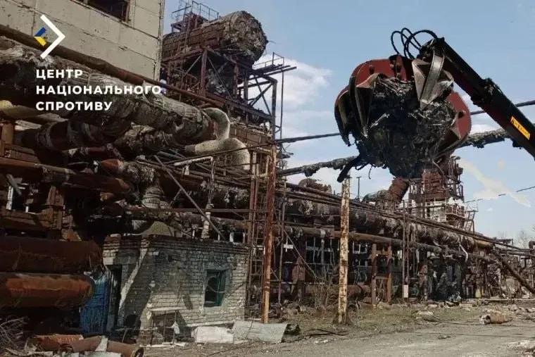occupants-take-the-remains-of-the-avdiivka-coke-plant-for-scrap