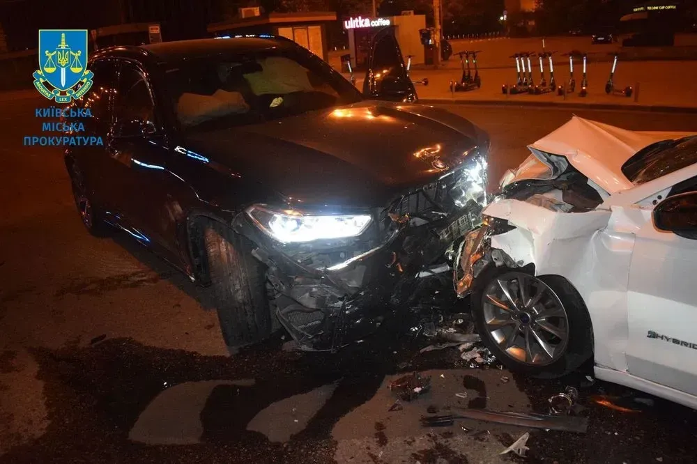 У Києві водій BMW виїхав на вулицю з одностороннім рухом та вчинив ДТП: постраждали три людини