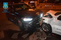 В Киеве водитель BMW выехал на улицу с односторонним движением и совершил ДТП: пострадали три человека