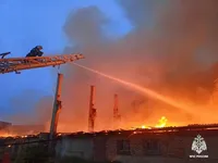 A large-scale fire broke out at a brick factory in the Russian city of Smolensk: witnesses heard two explosions