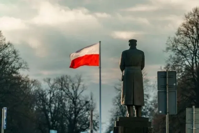 Спецслужбы Польши обнаружили устройства прослушивания в помещении заседания Совета министров