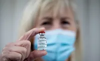 Вакцину AstraZeneca вилучають з ринку по всьому світу