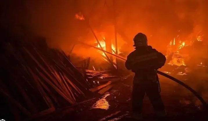 civilian-infrastructure-facility-catches-fire-in-kyiv-region