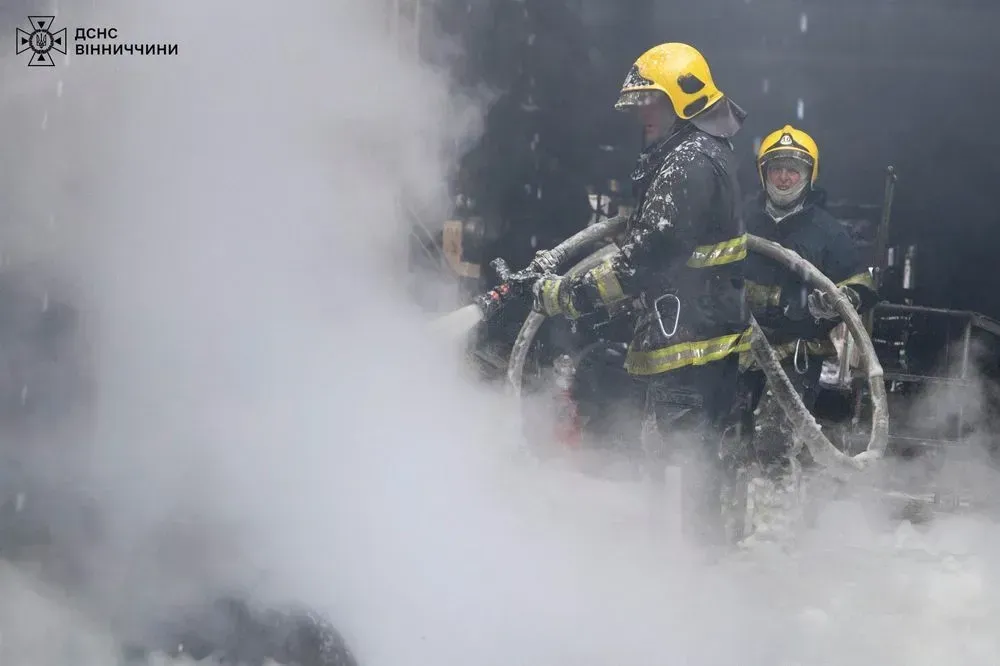 Ракетний удар рф по критичній інфраструктурі на Вінниччині спричинив велику пожежу: рятувальники показали ліквідацію наслідків
