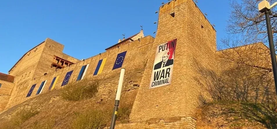 On the occasion of May 9: Estonia puts up a poster on the border with Russia with the caption "Putin is a war criminal"