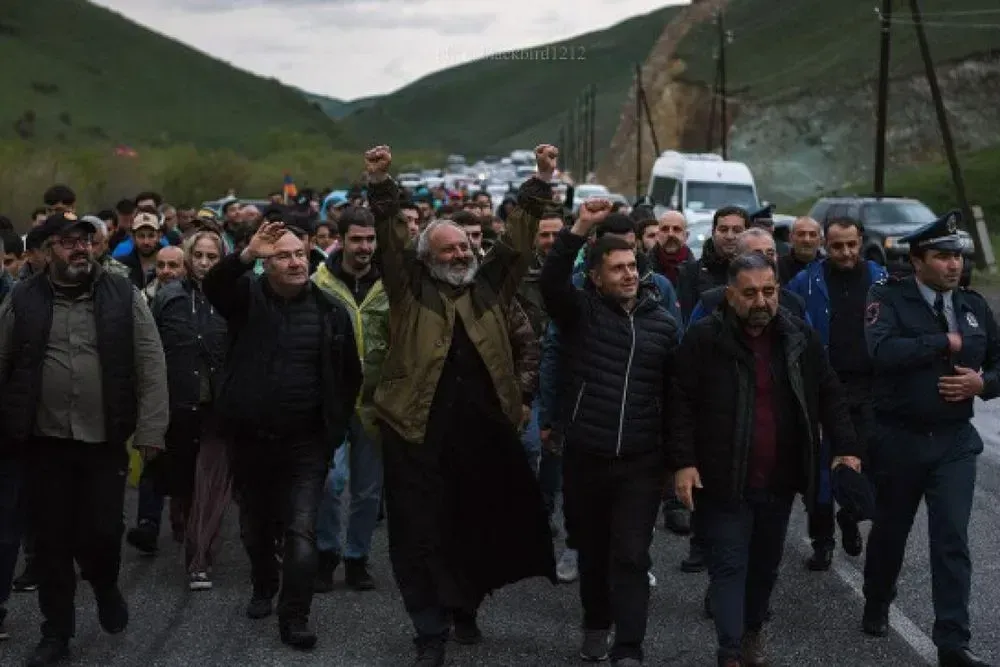 В Армении десятки тысяч людей вышли на протест и требуют отставки Пашиняна