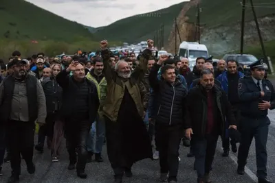У Вірменії десятки тисяч людей вийшли на протест і вимагають відставки Пашиняна