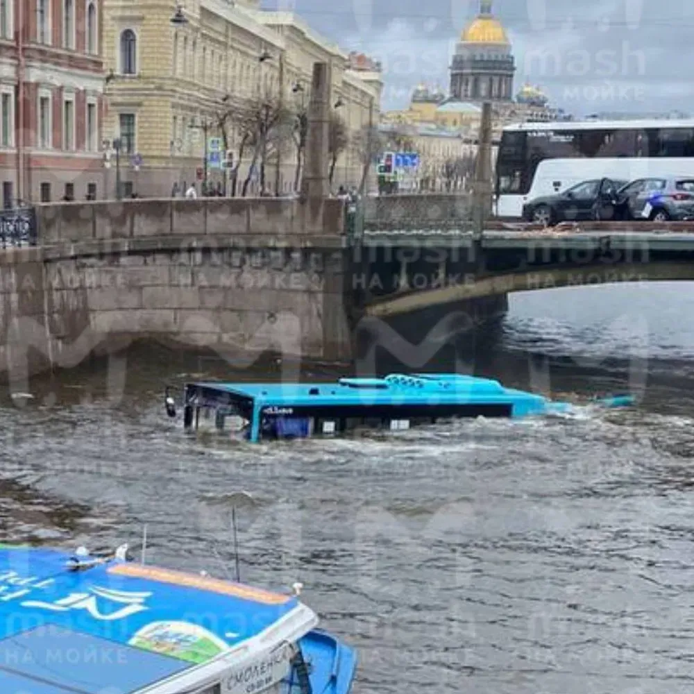 У російському пітері автобус впав у річку, є жертви