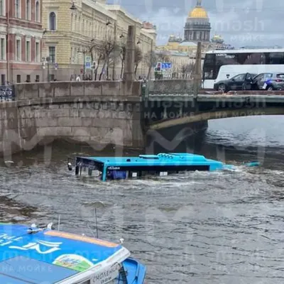 В российском питере автобус упал в реку, есть жертвы