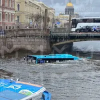 В российском питере автобус упал в реку, есть жертвы