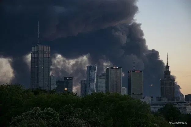 a-shopping-center-is-on-fire-in-warsaw-a-cloud-of-smoke-covers-the-city